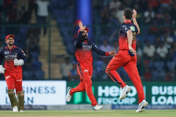 Josh Hazlewood and Virat Kohli celebrate