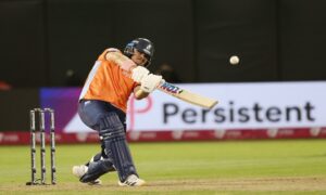 Lhuan-dre Pretorius plays a shot