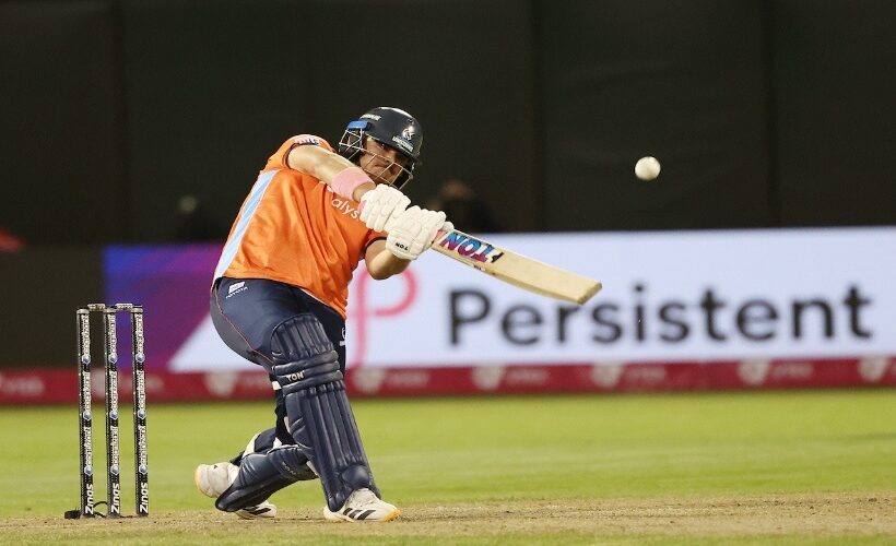 Lhuan-dre Pretorius plays a shot